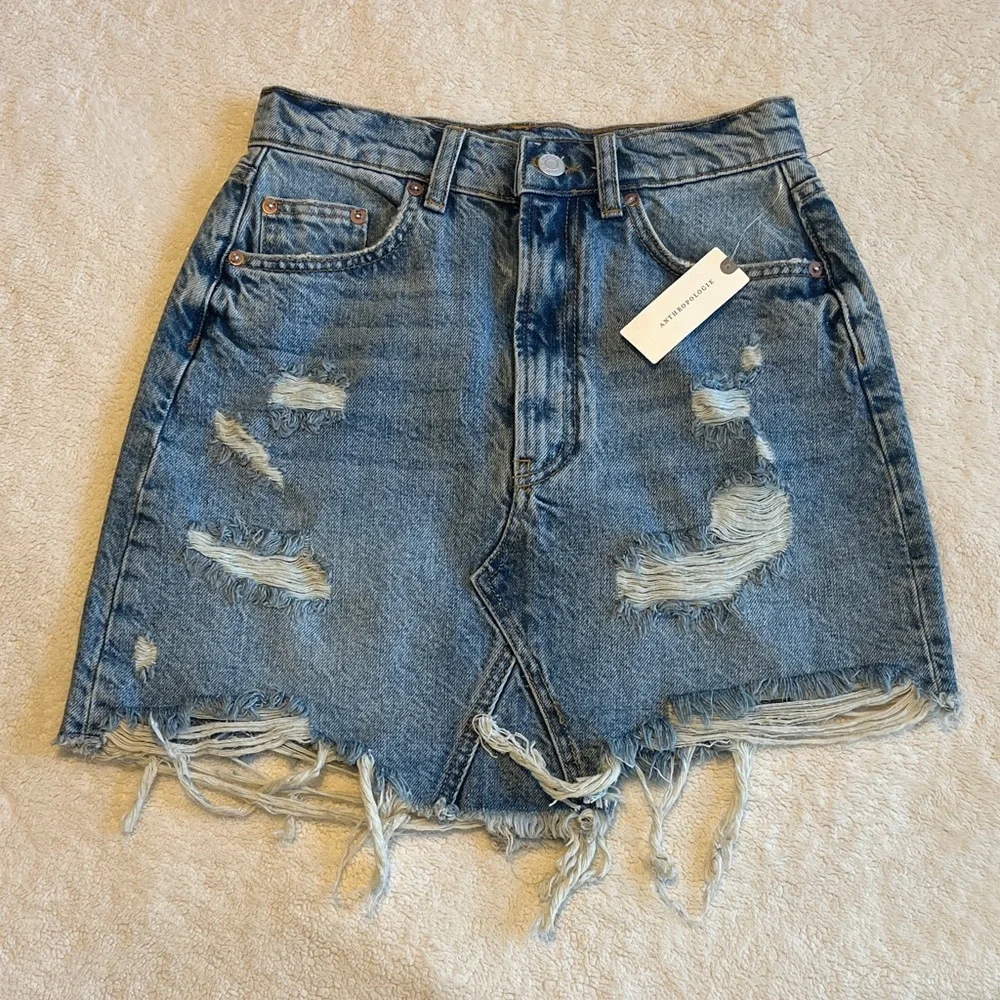 NWT Anthropologie Pilcro Blue Denim Mini Skirt Distressed Raw Hem Pockets Size 0 - Picture 1 of 6